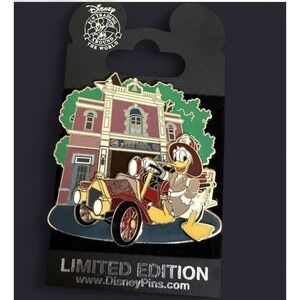 Disney Donald Duck Fireman Disneyland Fire Department LE 1000 Pin